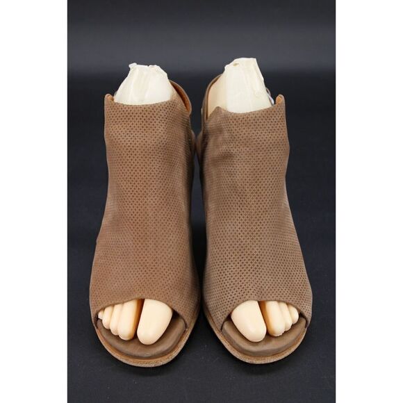 Gentle Souls by Kenneth Cole Women's Shiloh Ankle Bootie, Mushroom, 6 M US - Picture 4 of 10